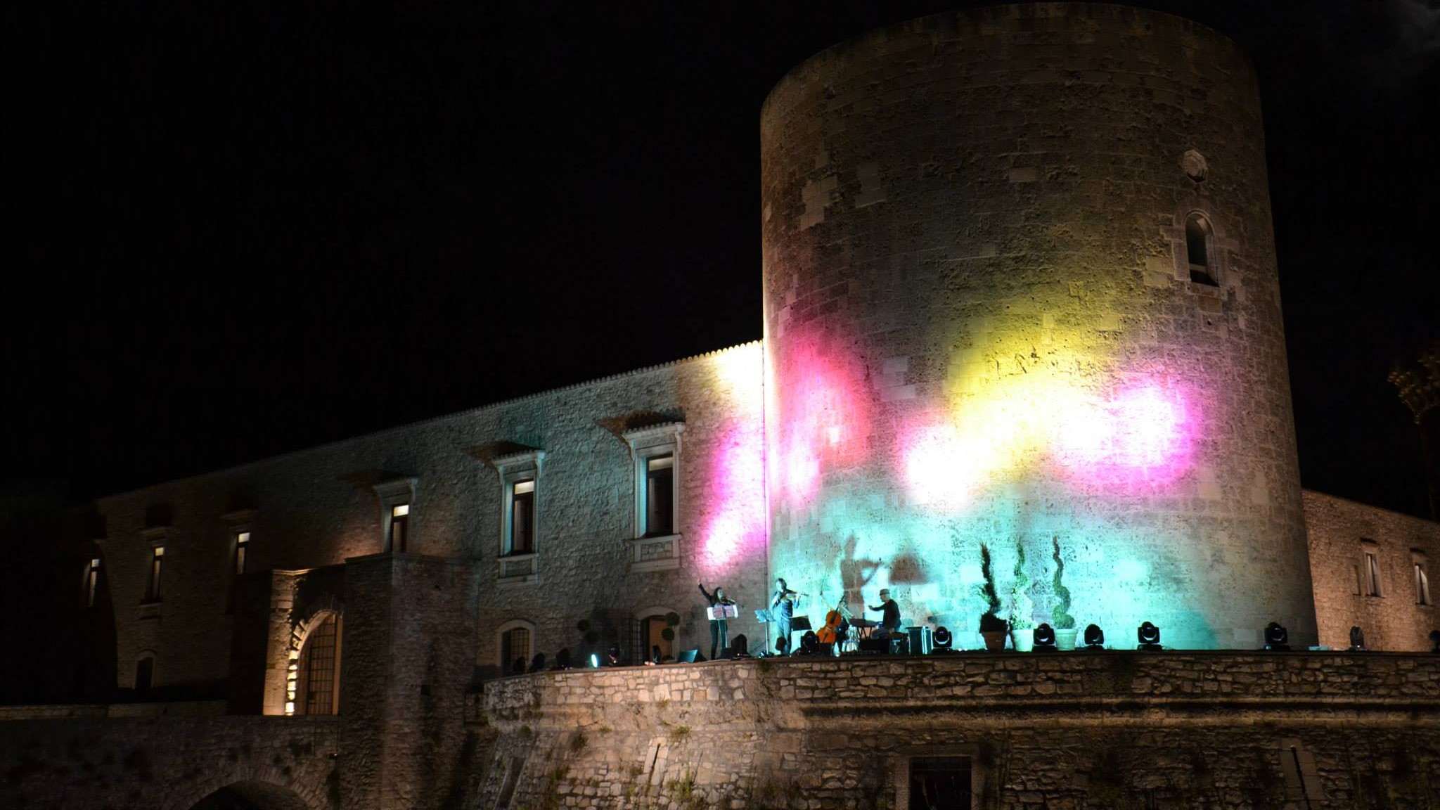 Surprise concert of the Kairos Quartet on the castle tower of Venosa